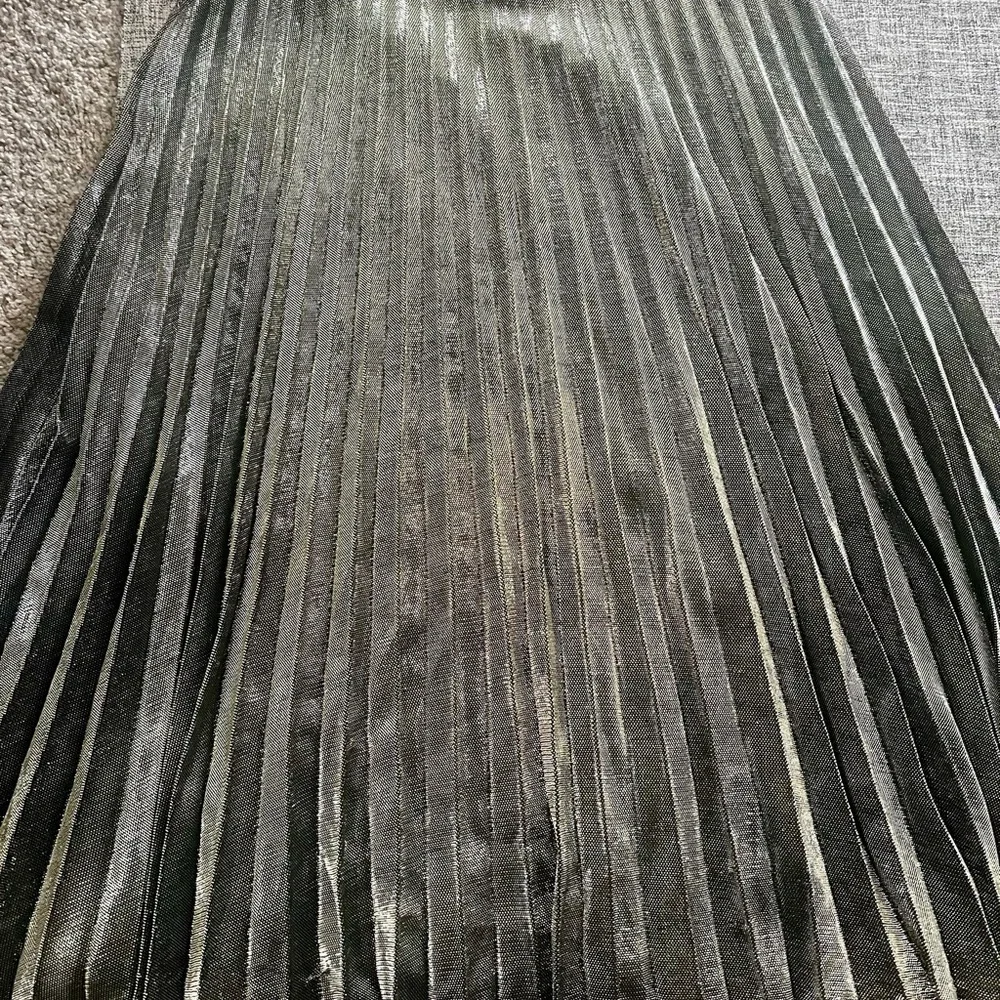 Lulus Metallic Pleated Mini Skirt Black Gold Shimmer skirt  Size Medium - Picture 7 of 8
